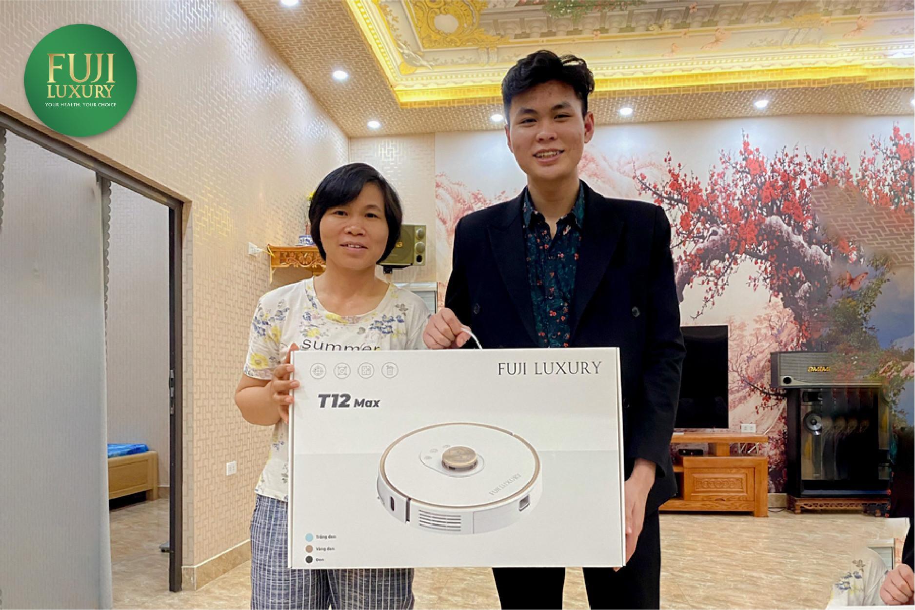 Bác Yến đánh giá robot hút bụi Fuji Luxury T12 Max làm việc cực kỳ hiệu quả